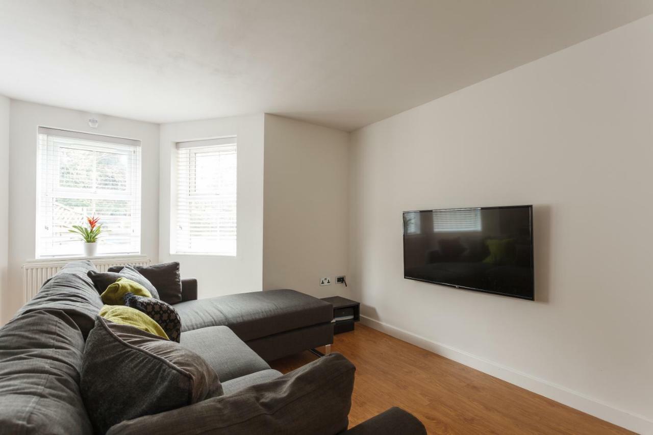 Stunning Contemporary Apartment - Free Parking - 5 Minute Walk To The Beach - Great Location - Fast Wifi - Smart Tv With Netflix Included - Contractor Friendly - Perfect For Short And Long Stays Bournemouth Exterior foto